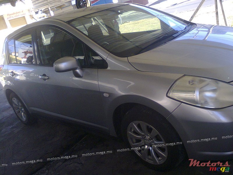 2005' Nissan Tiida Hatchback photo #3