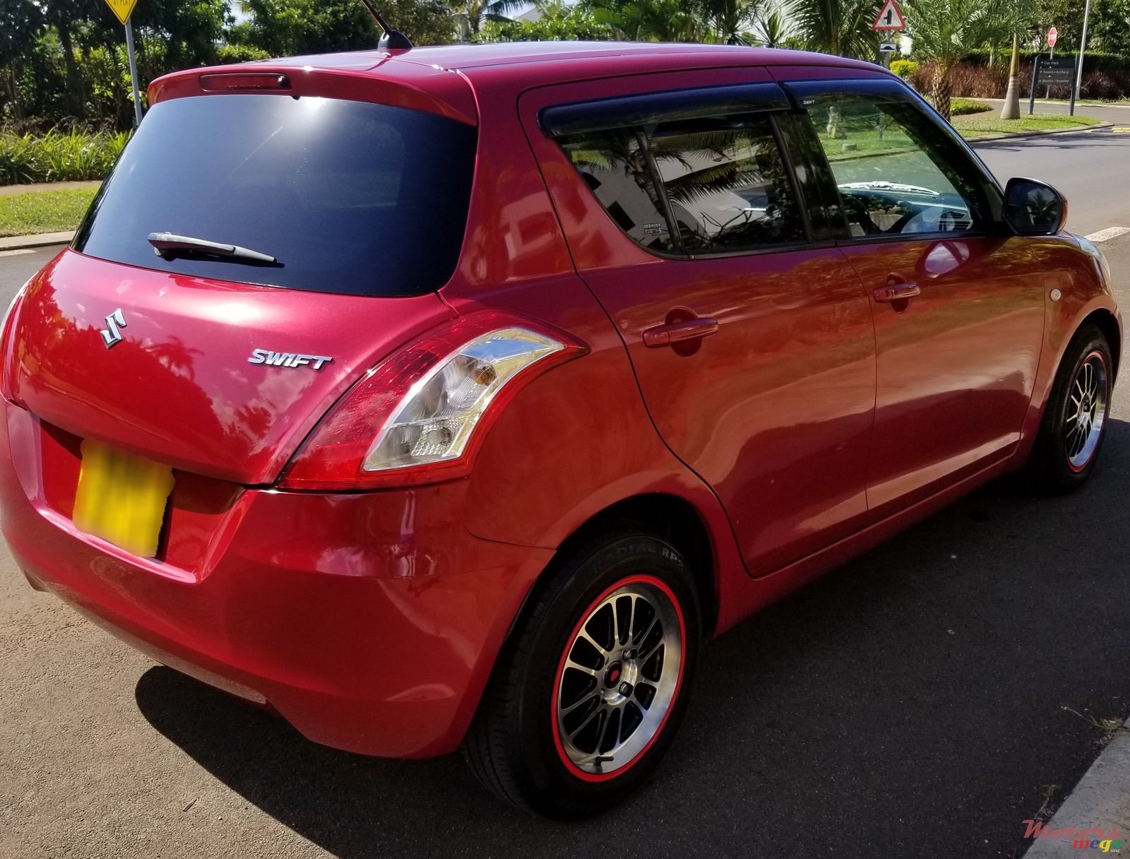 2011' Suzuki Swift photo #4