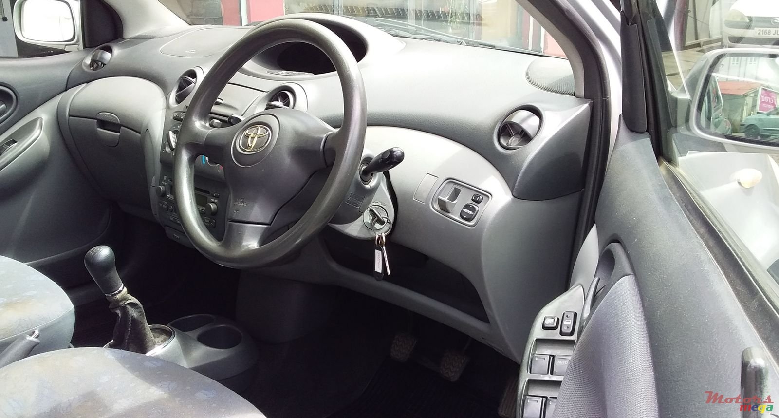 2002' Toyota Vitz photo #3