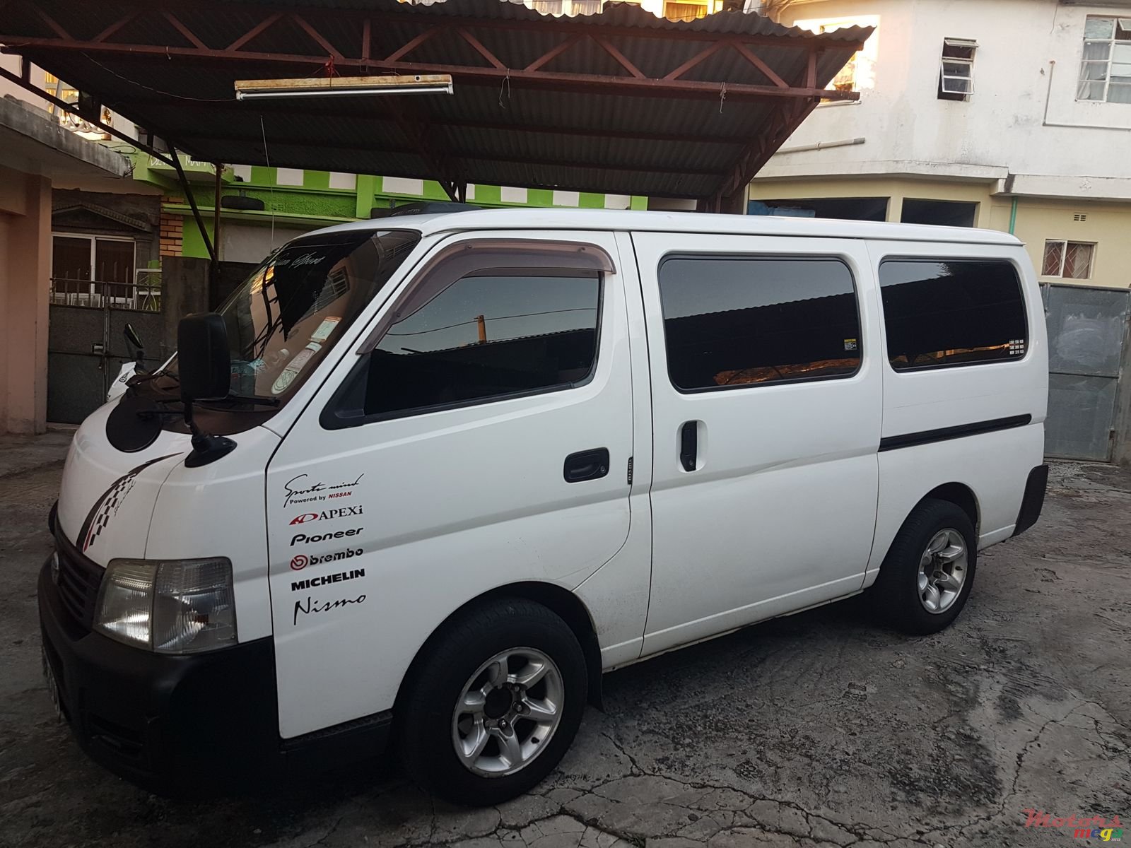 2004' Nissan Urvan photo #1