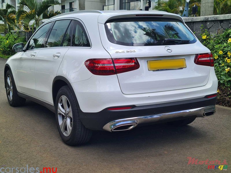 2017' Mercedes-Benz GLC 200 Avantgarde photo #3