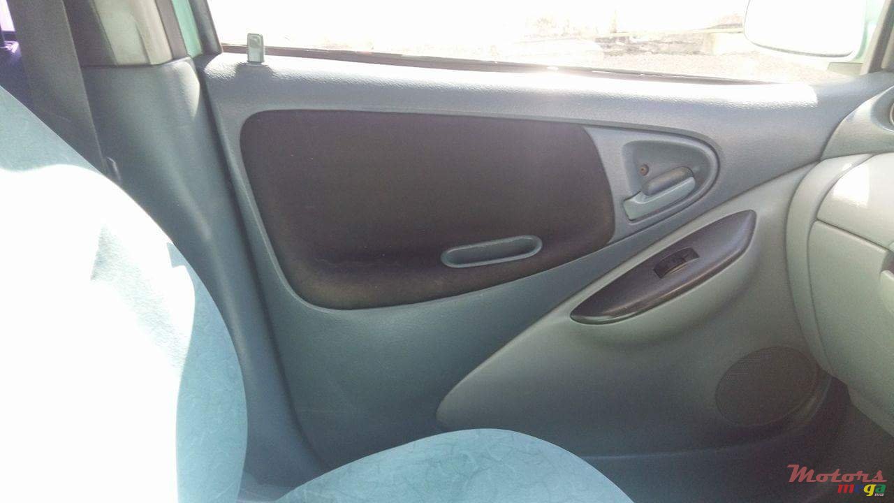 1999' Toyota Vitz photo #2