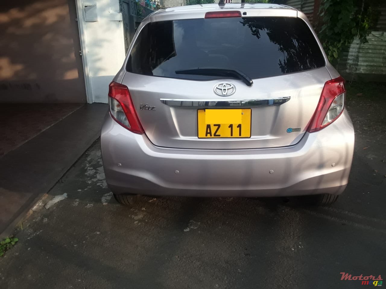 2011' Toyota Vitz photo #2