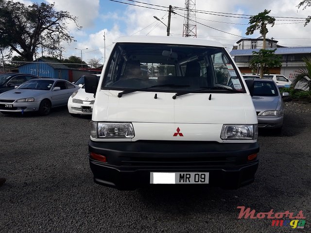 2009' Mitsubishi L300 photo #3