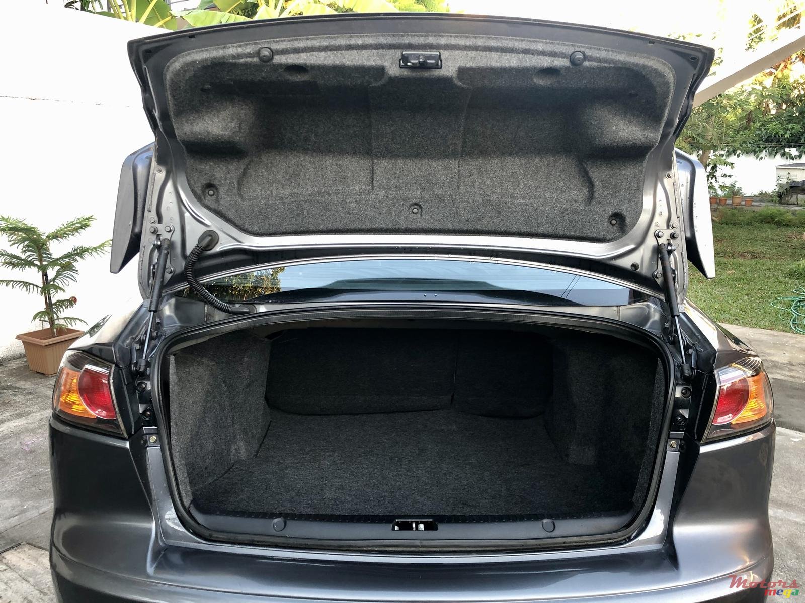 2010' Mitsubishi Lancer X photo #7