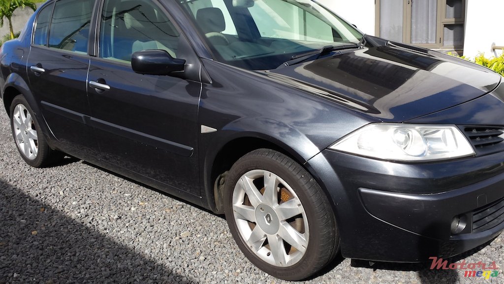 2009' Renault Megane photo #2