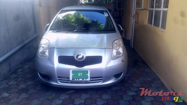 2007' Toyota Vitz photo #1