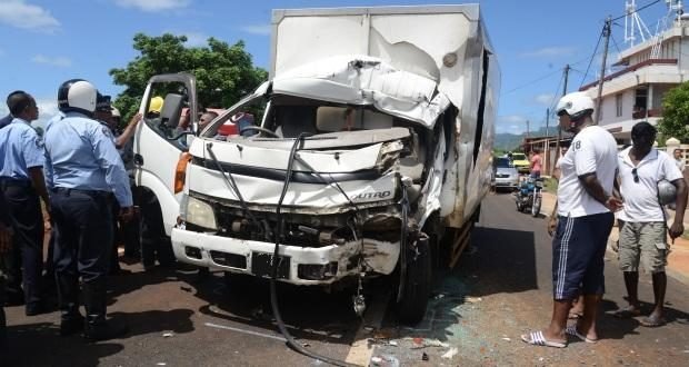 Accident à Baie-du-Tombeau: un Mort Après une Collision Entre Deux Camions