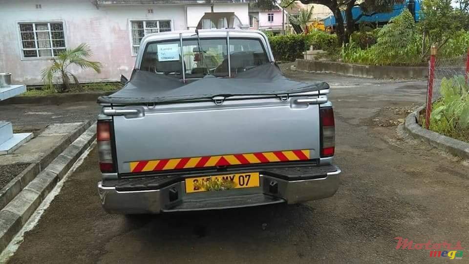 2007' Nissan Navara photo #2