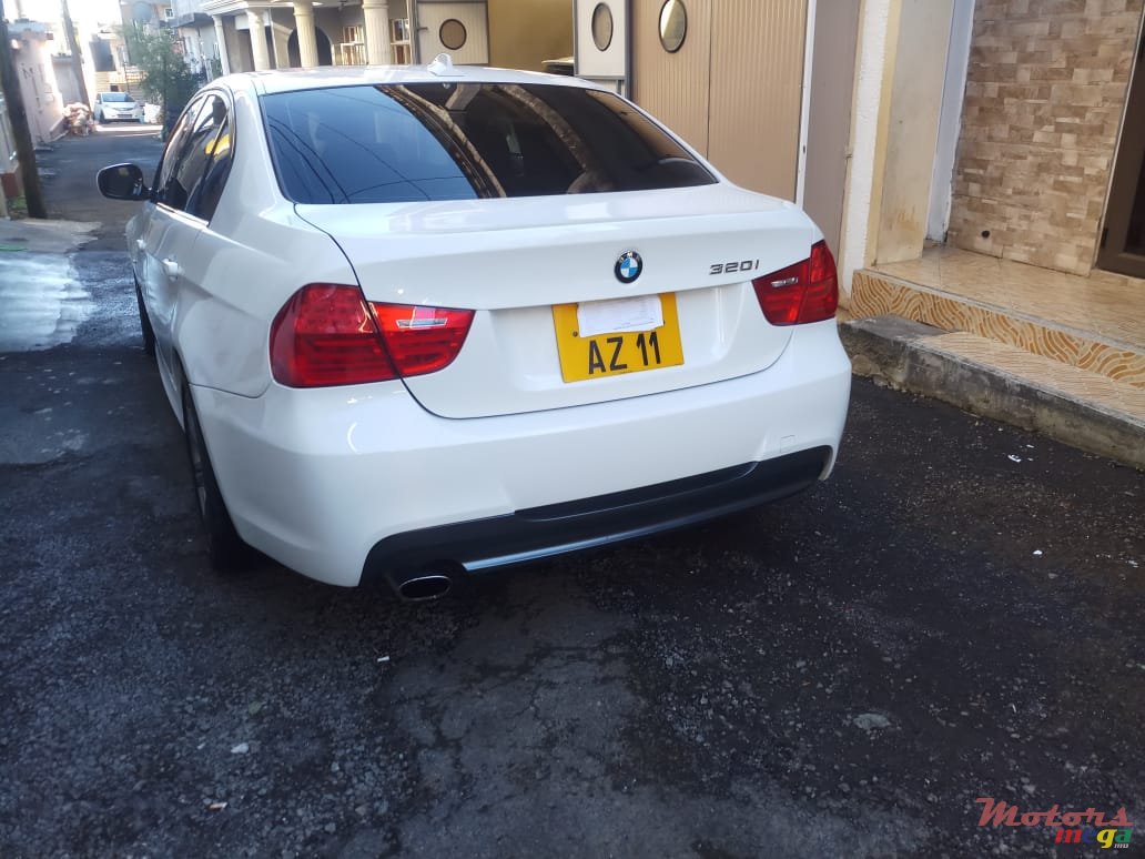 2011' BMW 3 Series Semi Sport photo #1