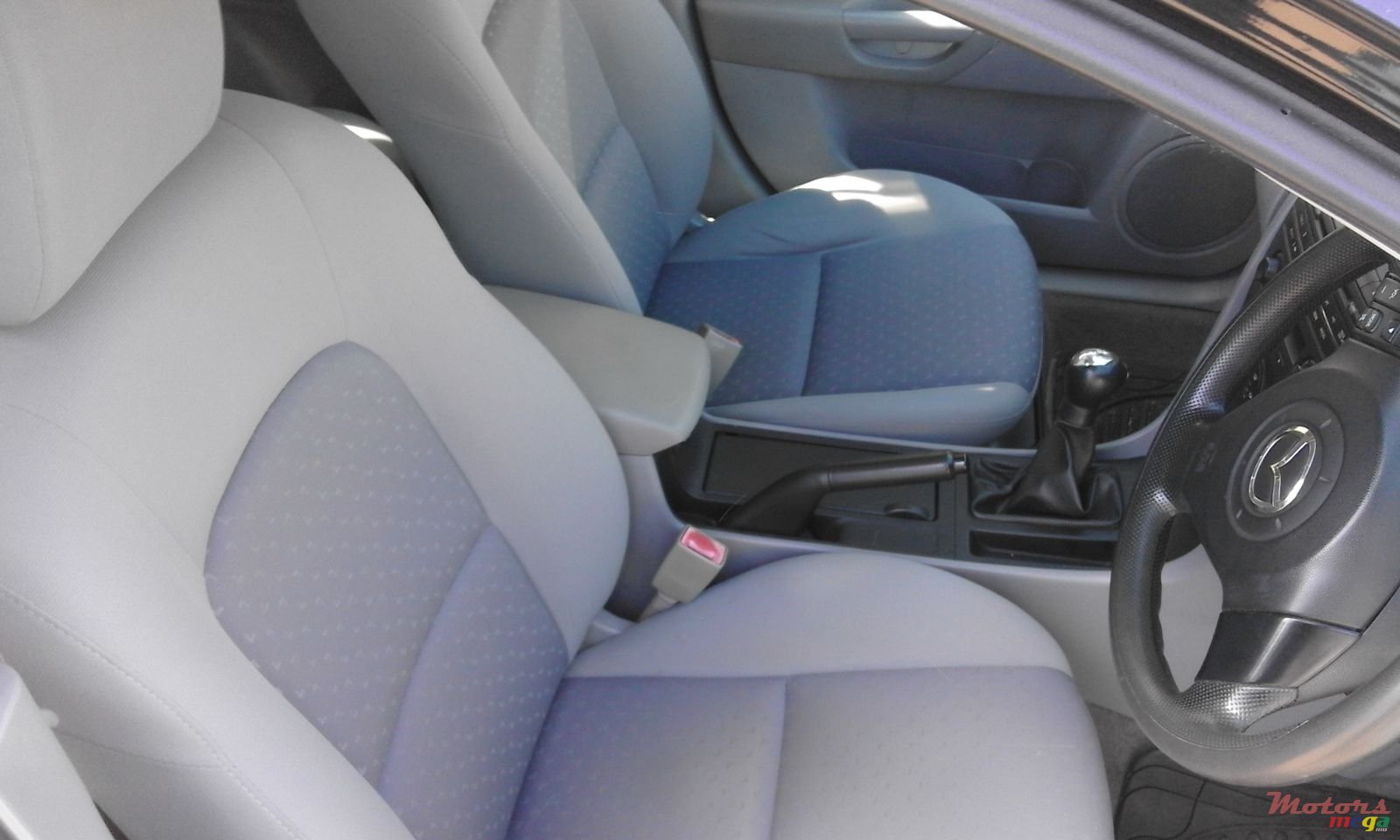 2005' Mazda Axela photo #3