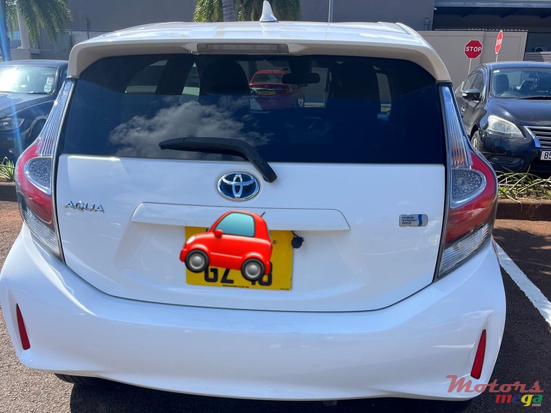 2018' Toyota Aqua Hatchback photo #6