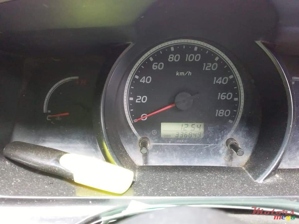 2008' Toyota Hiace photo #3