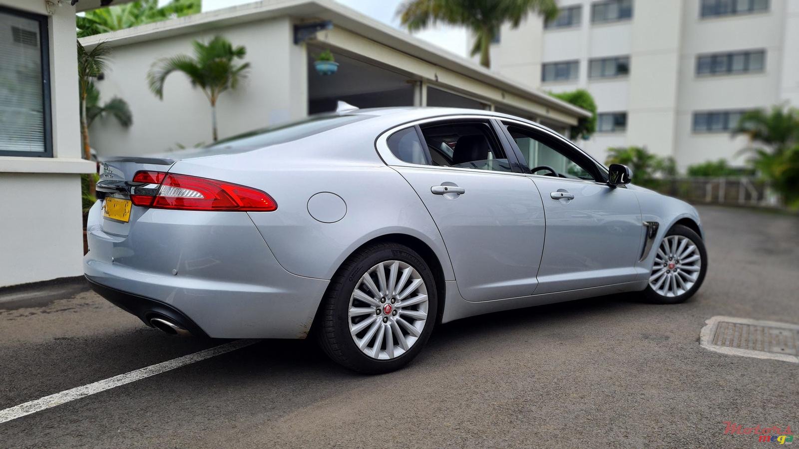 2015' Jaguar XF photo #3