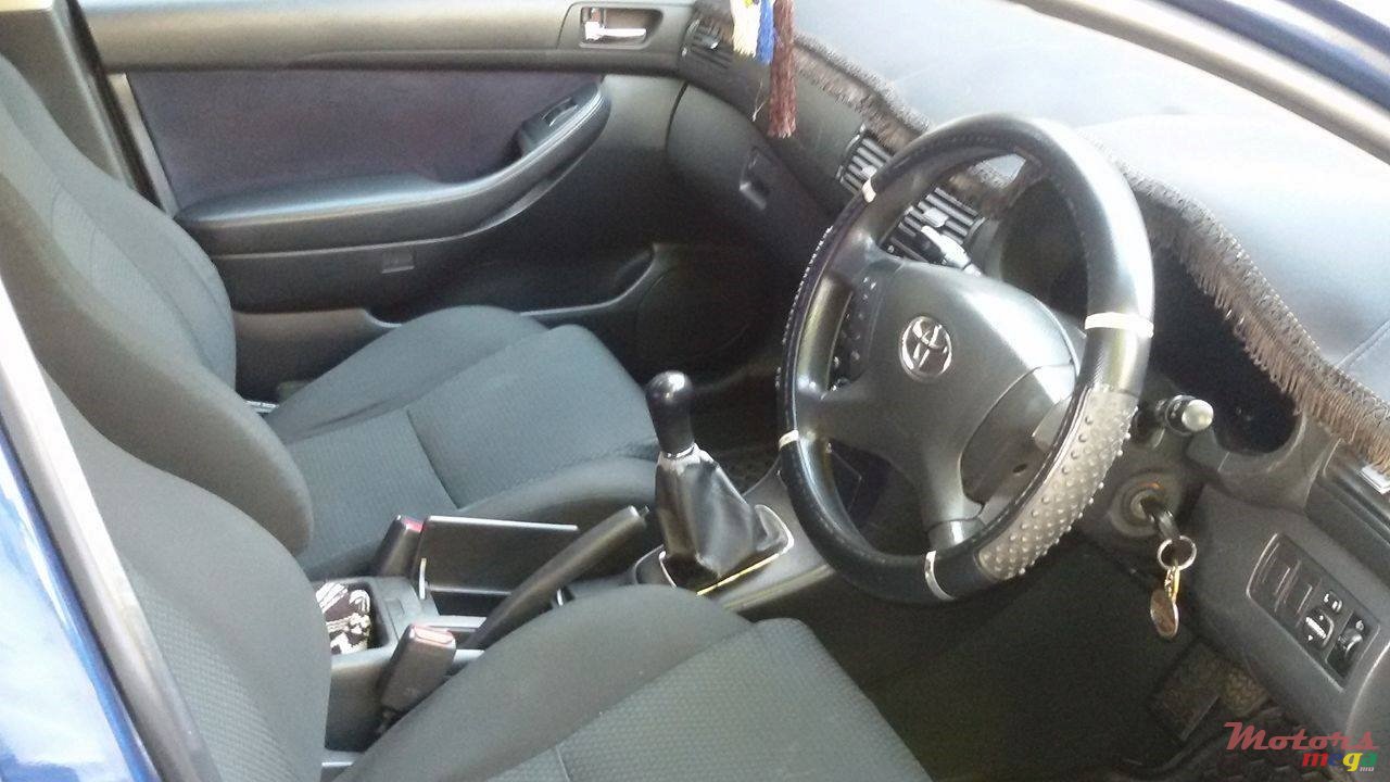 2004' Toyota Avensis photo #5