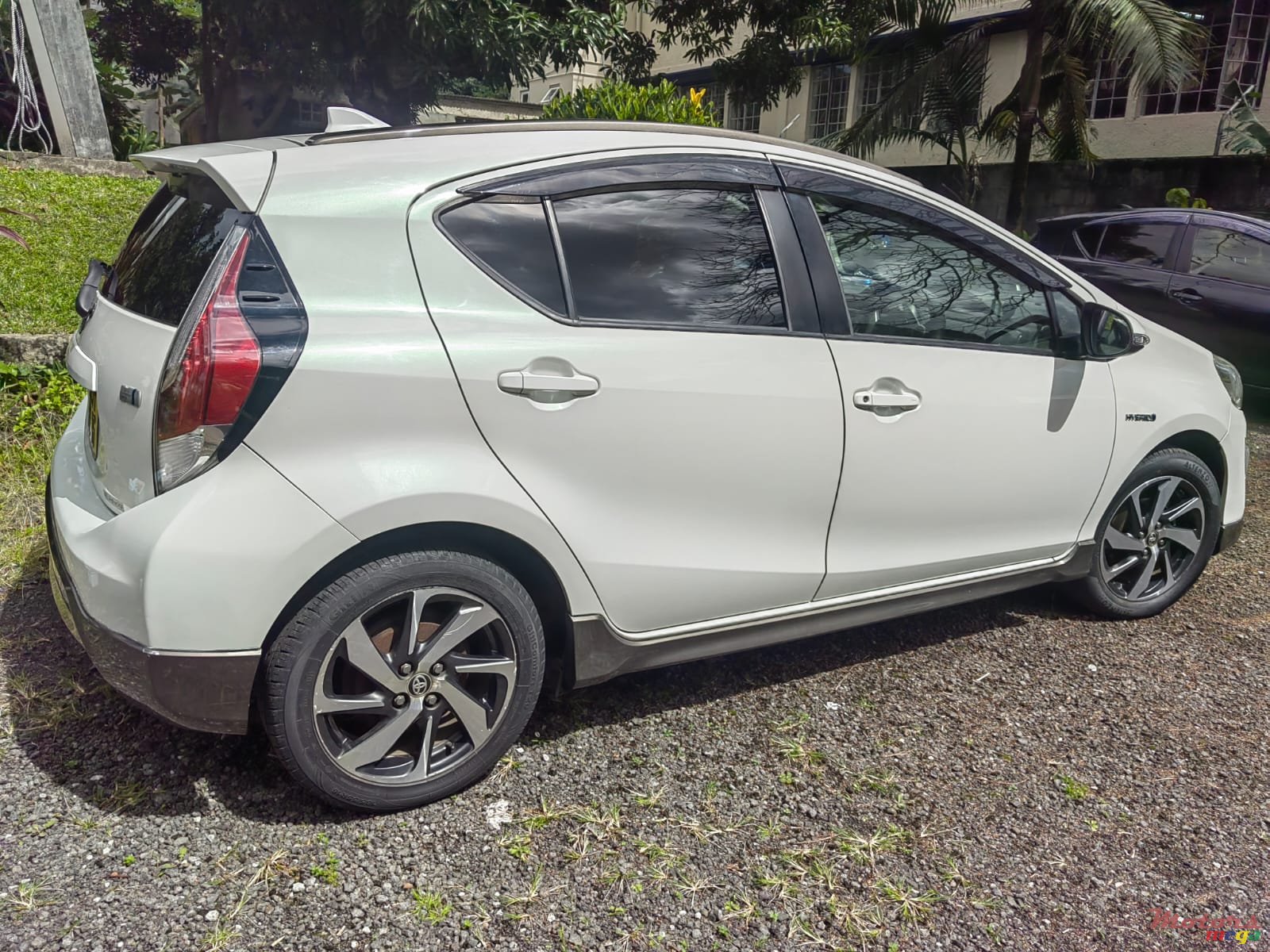 2016' Toyota Aqua photo #1