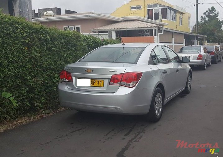 2011' Chevrolet Cruze photo #3