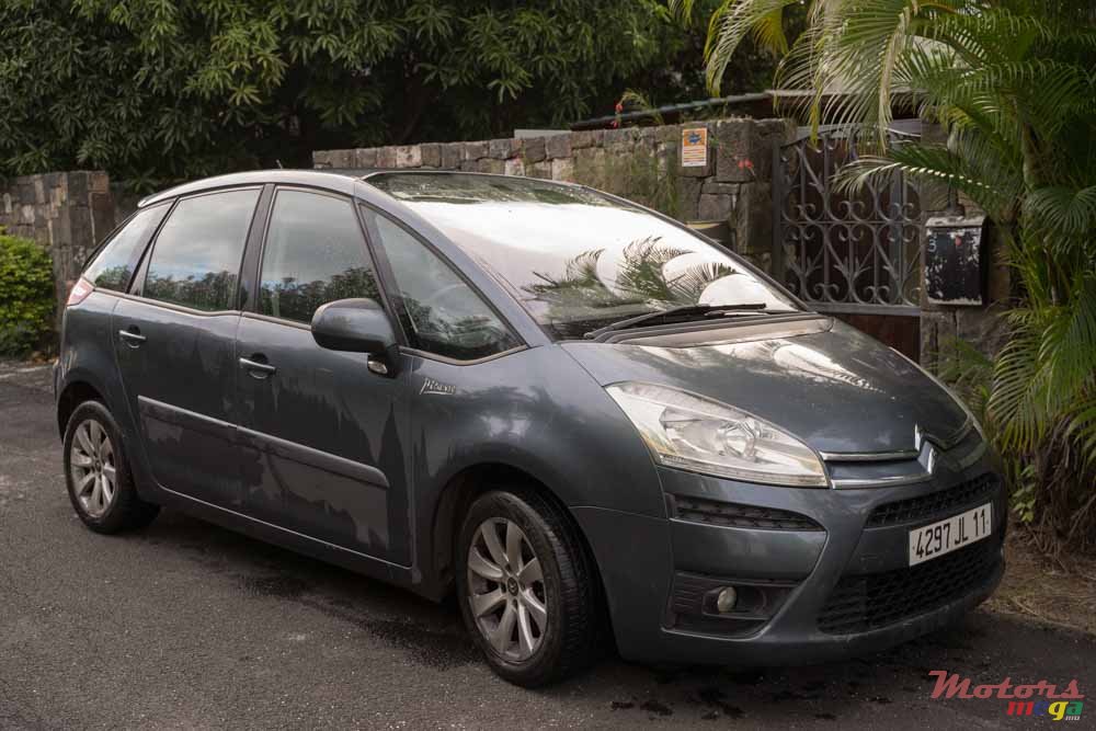 2011' Citroen C4 Picasso photo #2