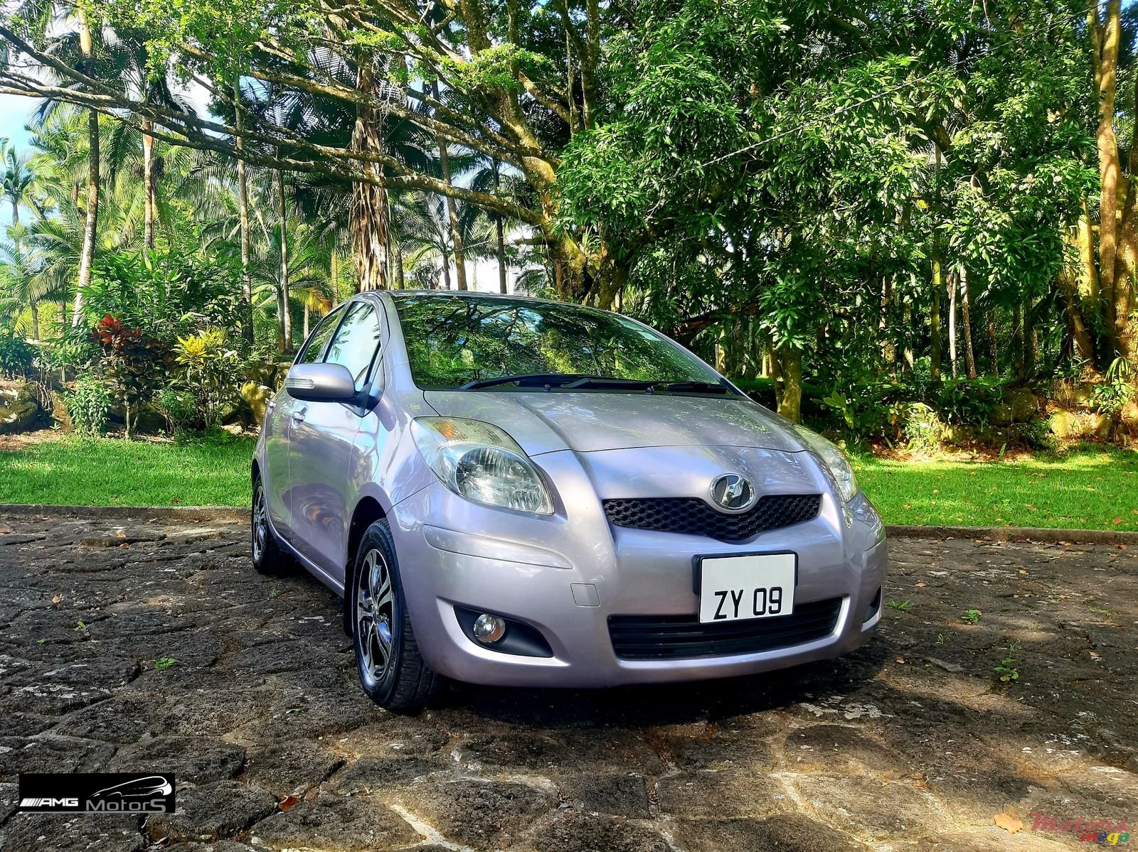 2009' Toyota Vitz photo #1