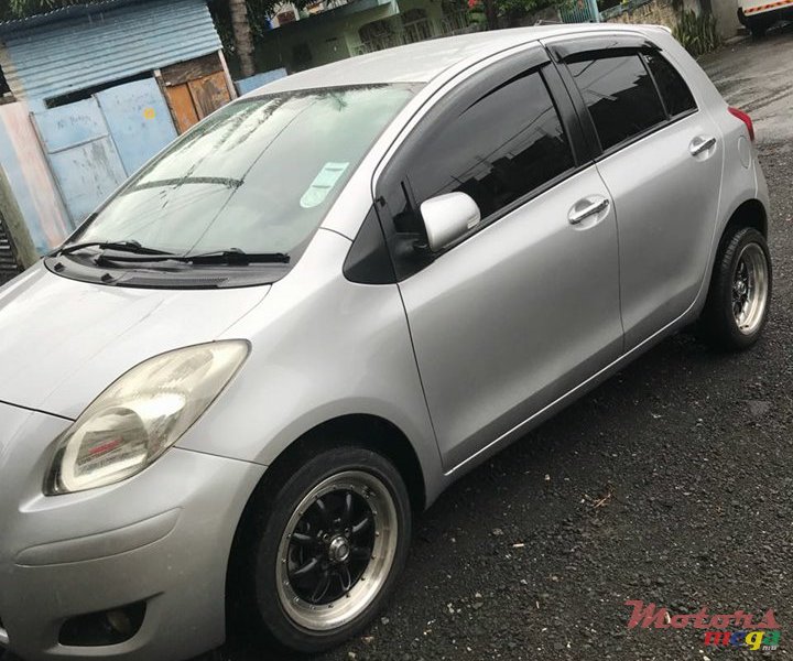 2009' Toyota Vitz photo #3