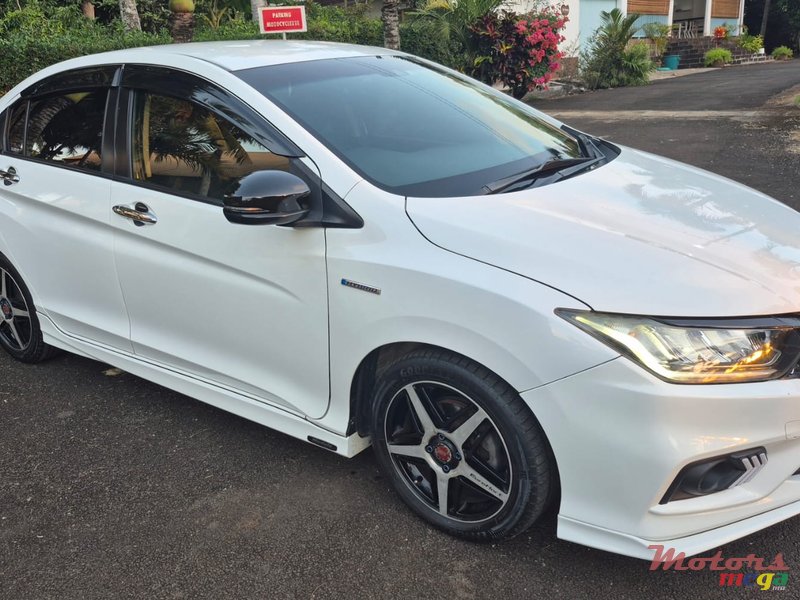 2018' Honda Grace Sport Limited Edition photo #5