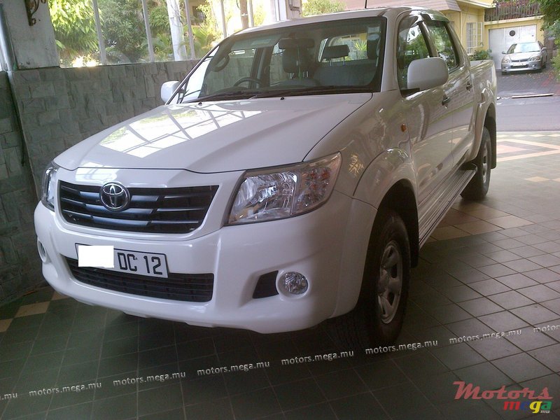 2012' Toyota Hilux photo #1