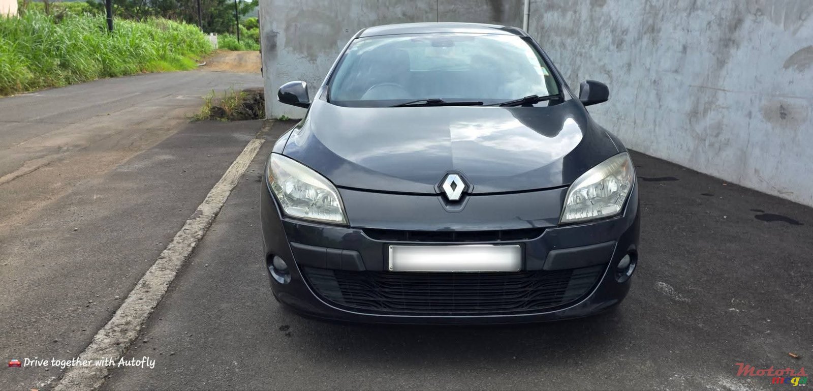 2012' Renault Megane photo #2