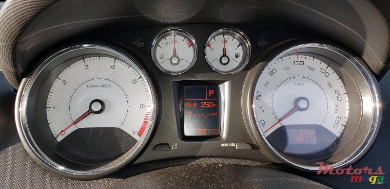 2011' Peugeot 308 Cabriolet photo #5