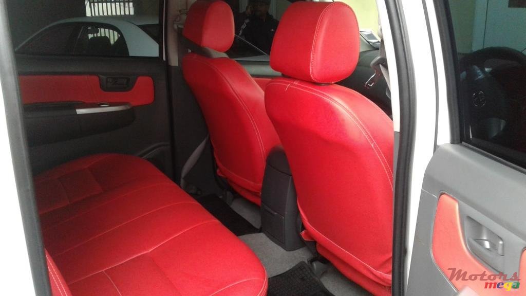 2013' Toyota Hilux photo #5