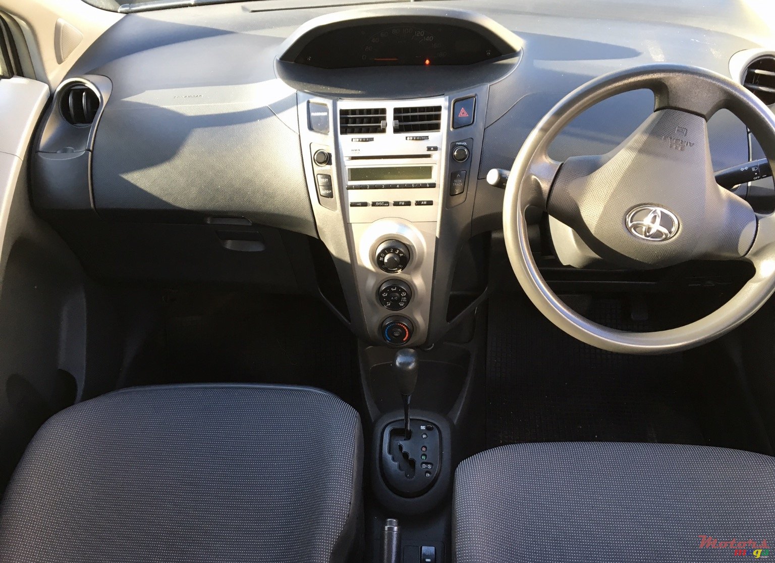 2009' Toyota Vitz photo #2