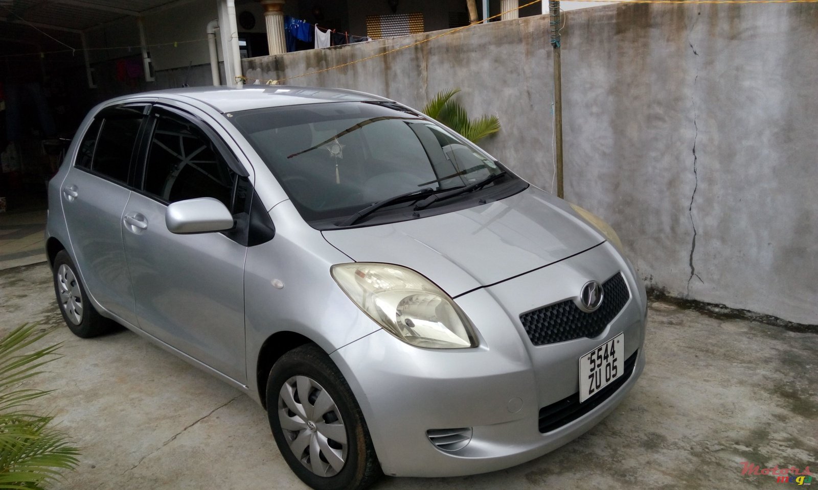 2005' Toyota Vitz photo #1