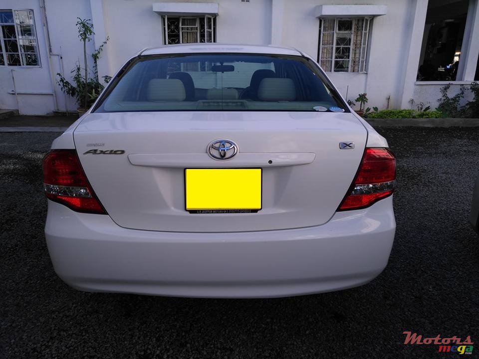 2010' Toyota Axio photo #3