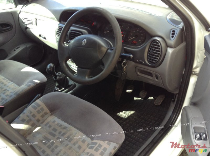 2001' Renault Megane photo #4