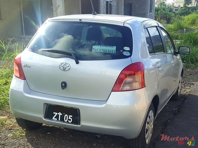 2005' Toyota Vitz photo #3