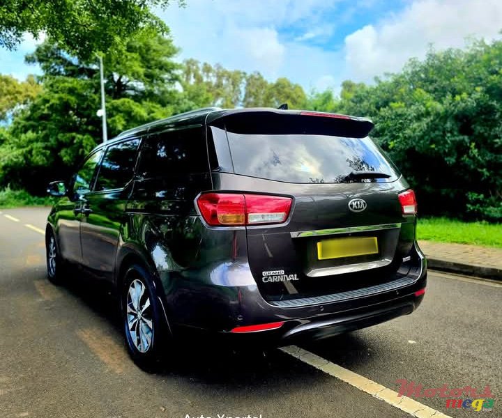 2017' Kia Carnival photo #3
