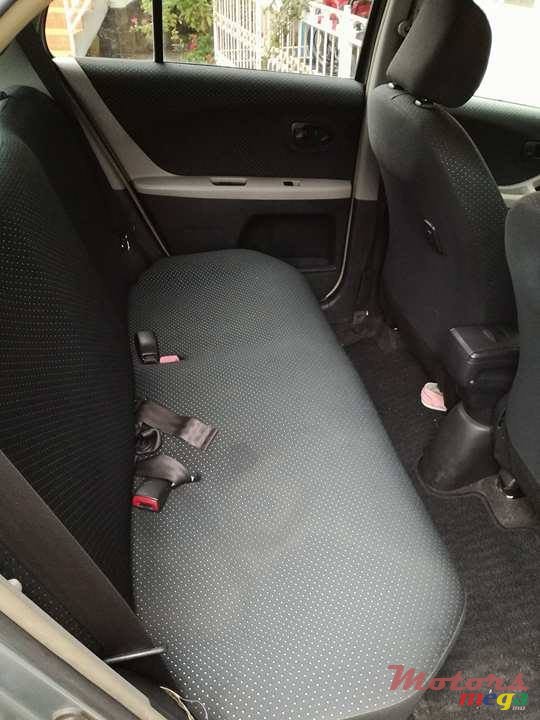 2006' Toyota Vitz photo #2