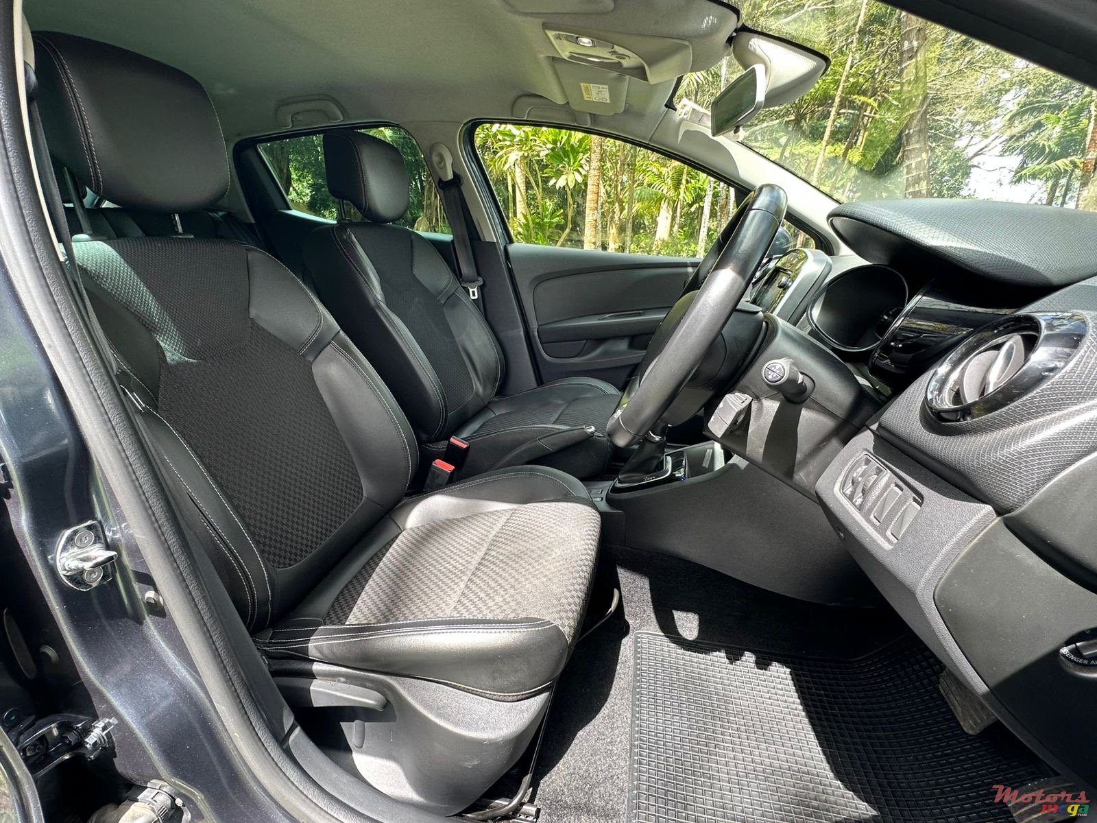 2020' Renault Clio intens photo #6