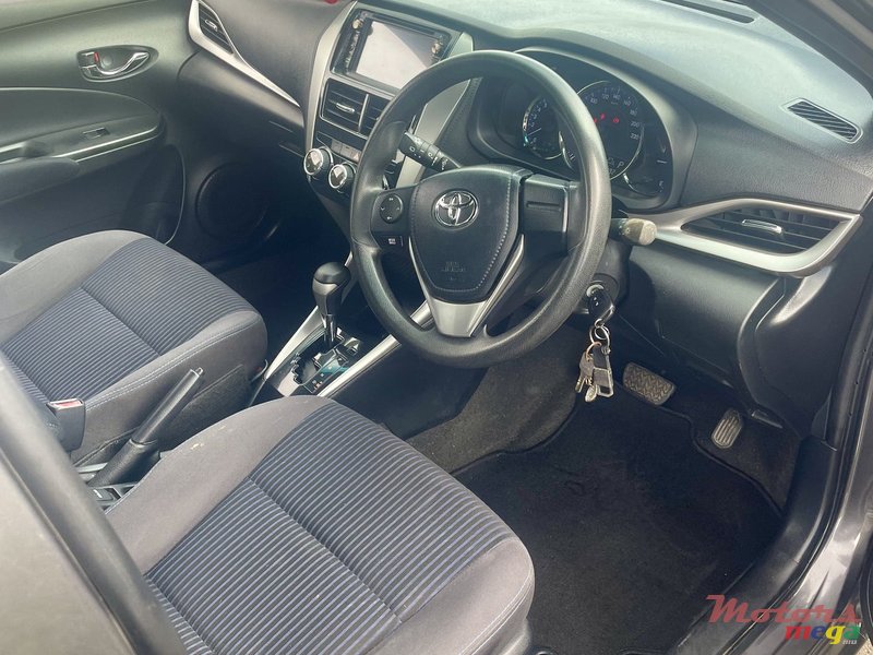 2018' Toyota Yaris Hatchback photo #3