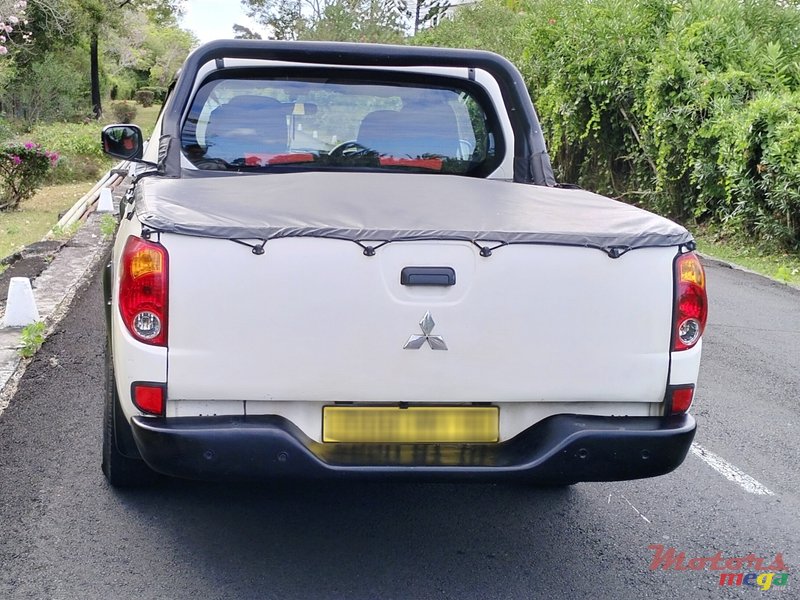 2010' Mitsubishi L200 photo #2