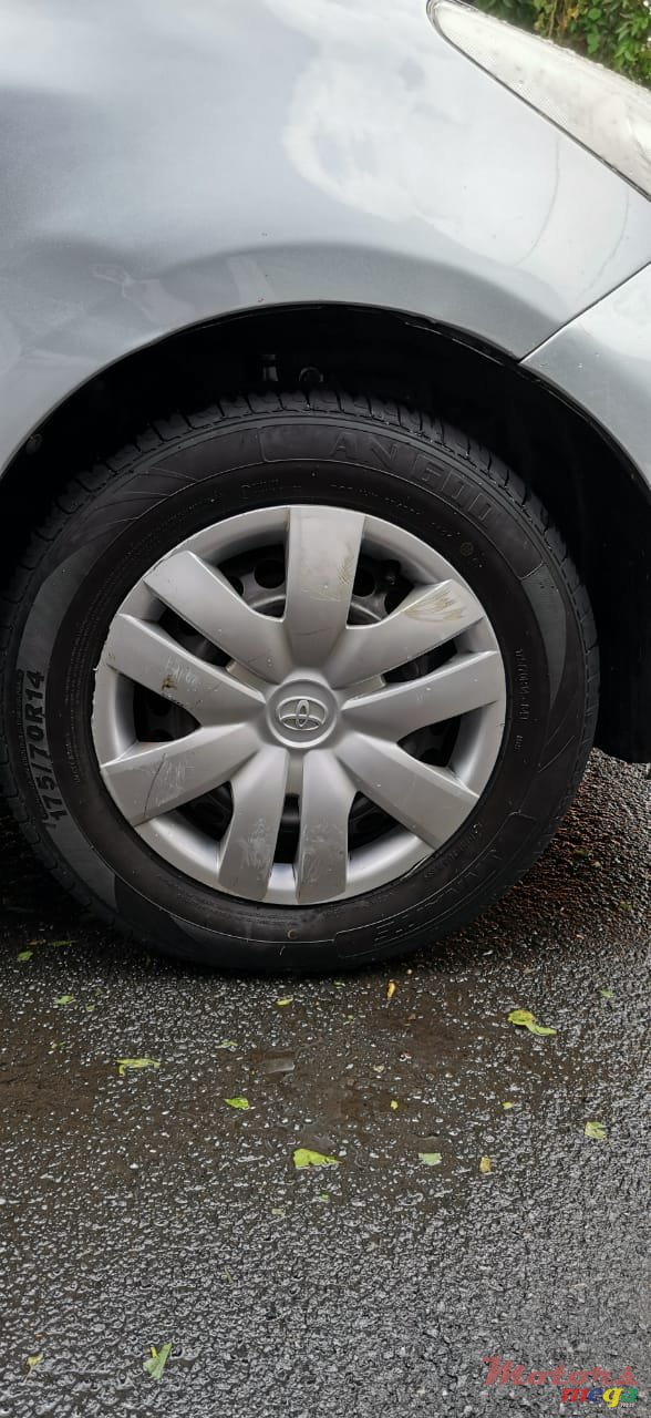 2008' Toyota Vitz photo #5