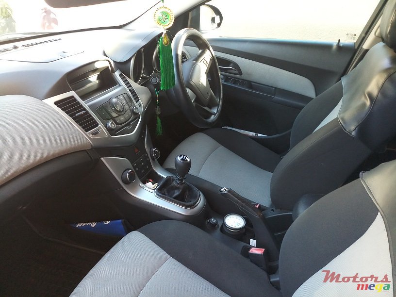 2011' Chevrolet Cruze photo #4