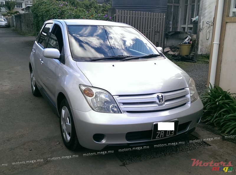 2003' Toyota IST photo #1