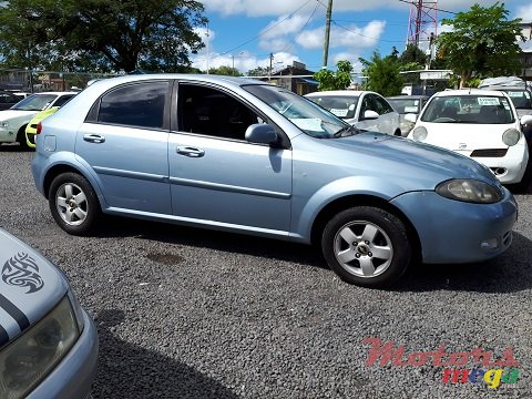 2010' Chevrolet Optra photo #2