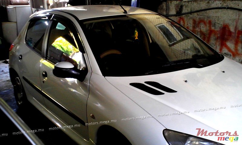 2001' Peugeot photo #2