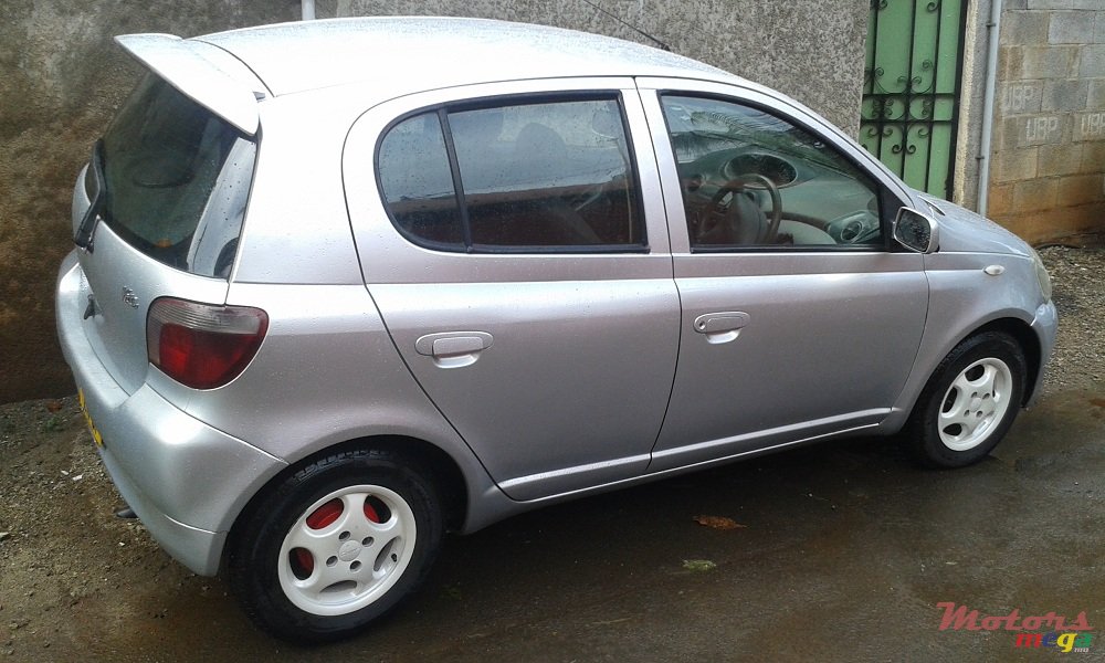 2001' Toyota Vitz photo #1