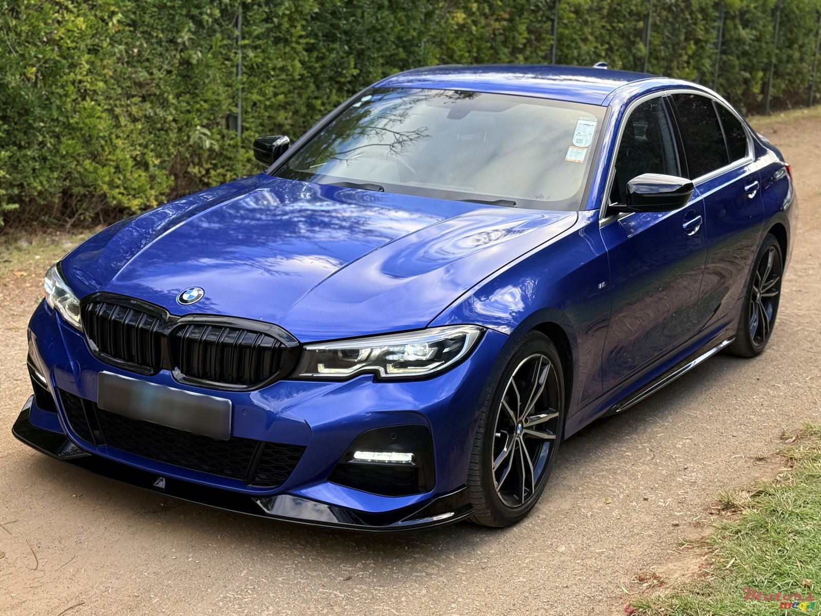 2019' BMW 330 photo #2