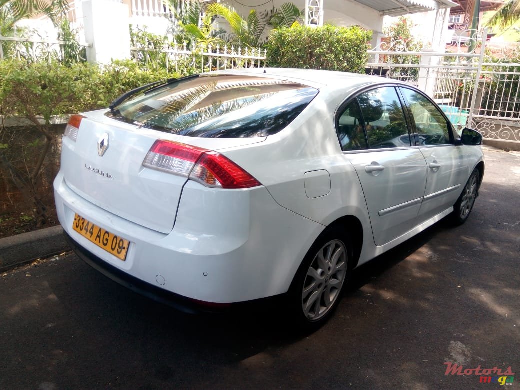 2009' Renault Laguna photo #1