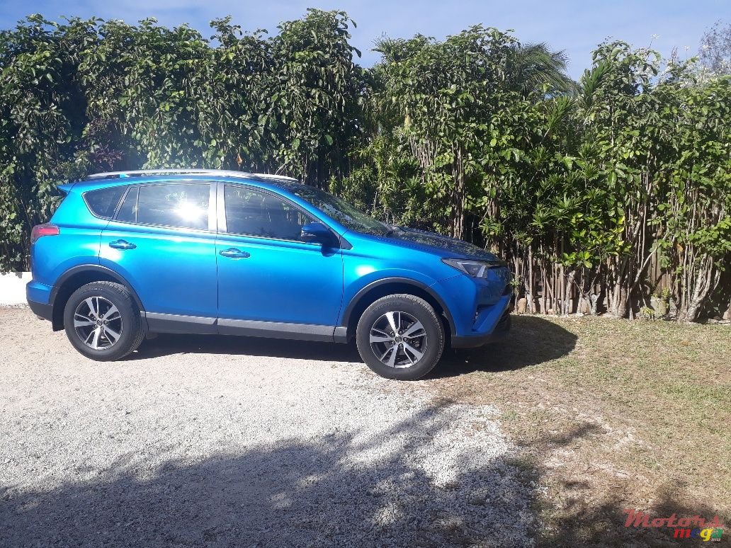 2017' Toyota photo #2