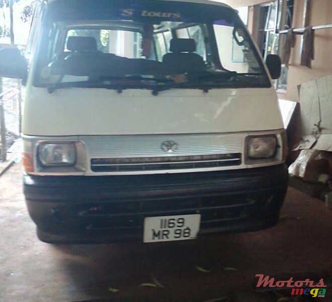 1998' Toyota HiAce photo #1