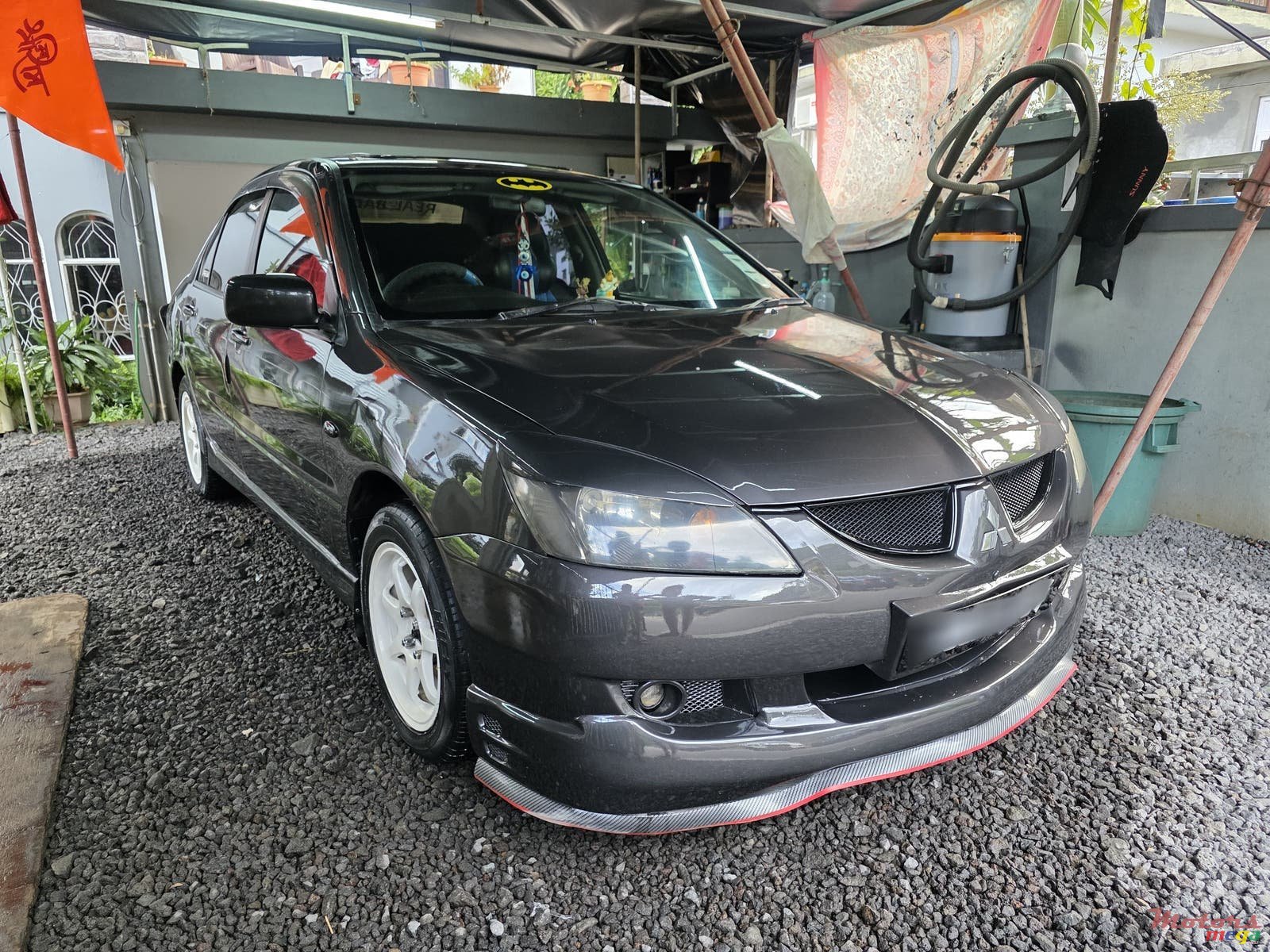 2004' Mitsubishi Lancer photo #2